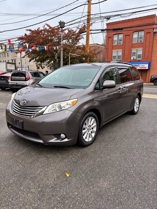 Used 2013 Toyota Sienna XLE w/ Premium Pkg AWD/4WD image 1