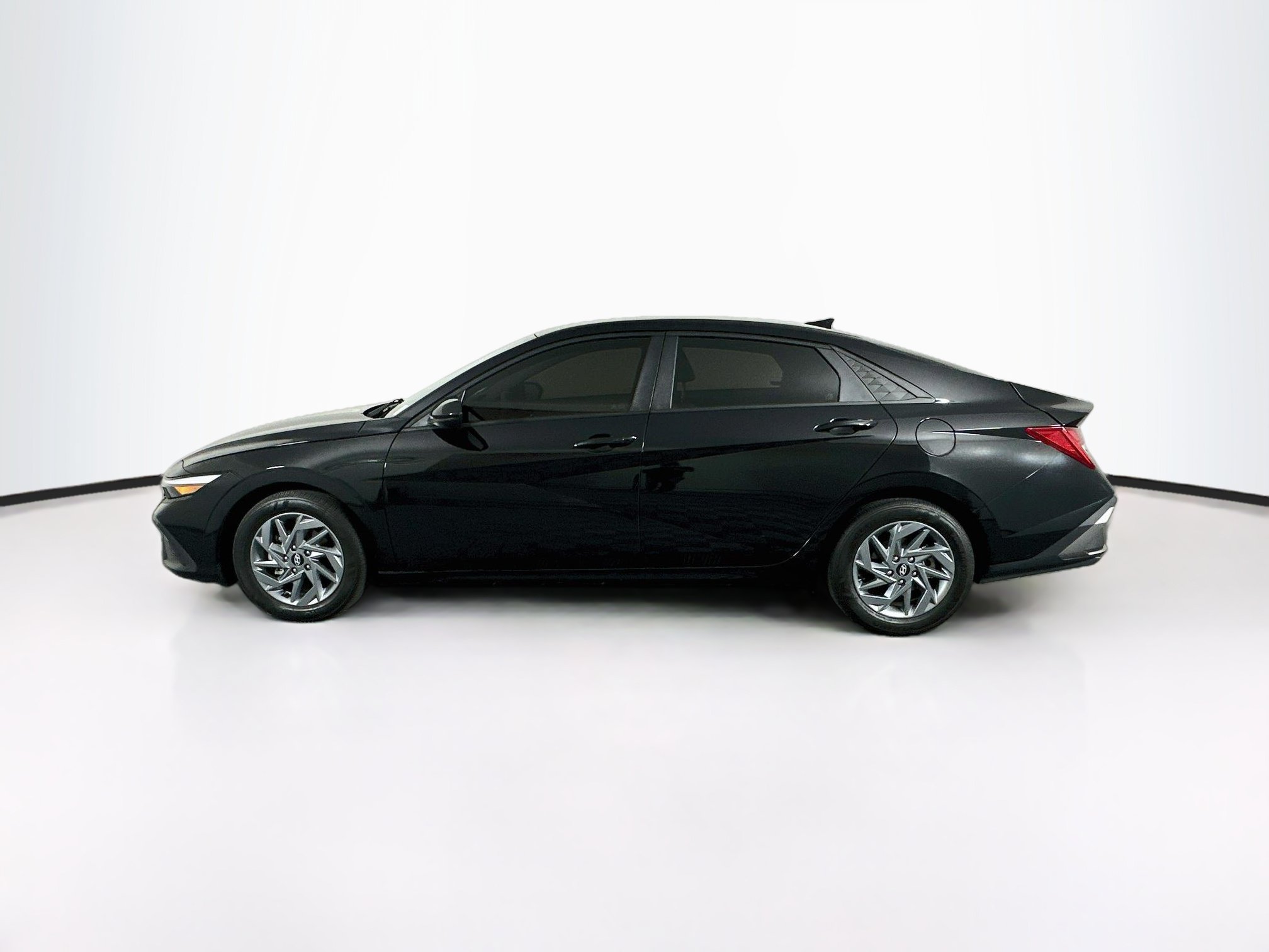 Used 2025 Hyundai Elantra Hybrid FWD image 4