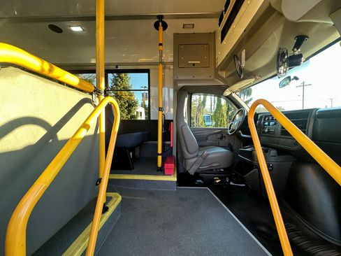 Used 2014 Chevrolet Express 4500 image 10