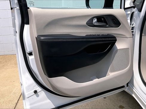 Used 2024 Chrysler Pacifica Touring-L FWD image 26