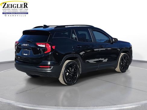 Used 2022 GMC Terrain SLE w/ Driver Convenience Package image 5