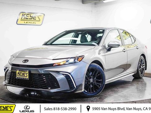 Used 2025 Toyota Camry SE image 1