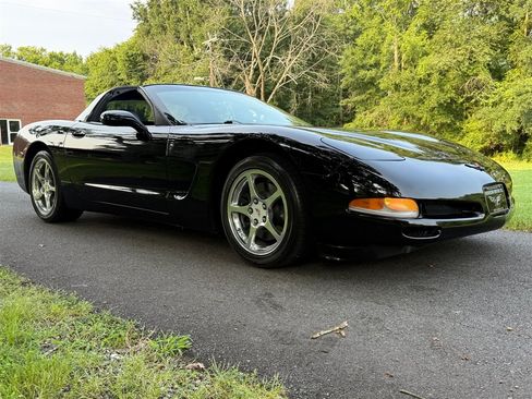 Used 2004 Chevrolet Corvette Coupe RWD image 25