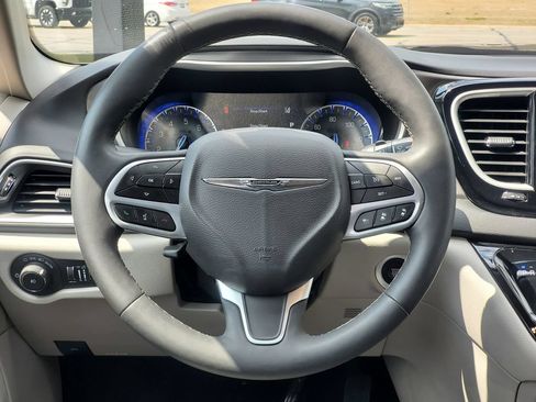 Used 2024 Chrysler Pacifica Touring-L FWD image 25