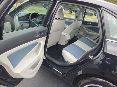 Certified 2025 Volkswagen Jetta SE w/ Sunroof Package image 24