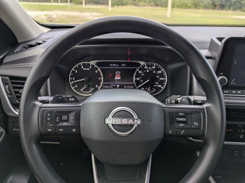 Used 2025 Nissan Rogue S FWD image 23