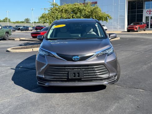 Used 2022 Toyota Sienna LE FWD image 2