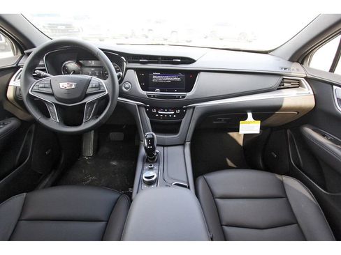 New 2026 Cadillac XT5 Luxury image 9