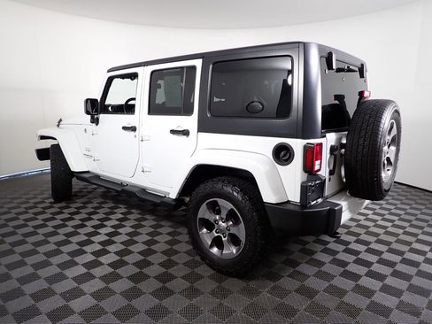 Used 2016 Jeep Wrangler Unlimited Sahara w/ Connectivity Group AWD/4WD image 11
