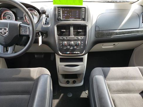 Used 2018 Dodge Grand Caravan SE w/ UConnect Hands-Free Group FWD image 15