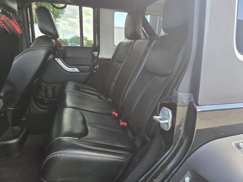 Used 2015 Jeep Wrangler Unlimited Rubicon image 2