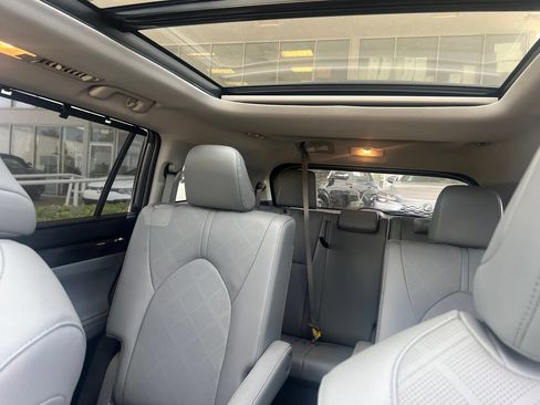 Used 2023 Toyota Highlander Platinum FWD image 12