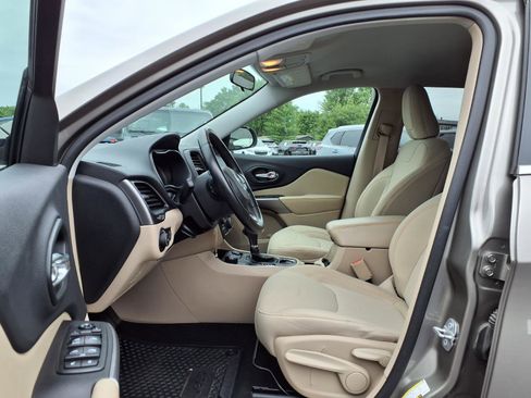 Used 2019 Jeep Cherokee Latitude w/ Cold Weather Group AWD/4WD image 21