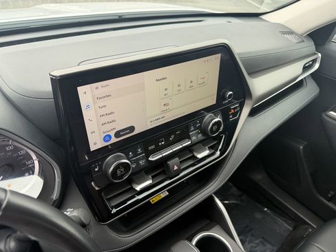 Used 2023 Toyota Highlander XLE AWD/4WD image 21