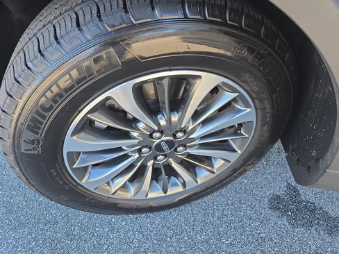 Used 2022 Lincoln Nautilus Reserve image 33