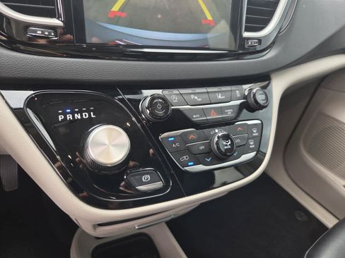 Used 2024 Chrysler Pacifica Touring-L FWD image 22