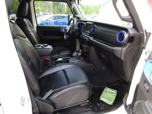 Used 2020 Jeep Gladiator Overland w/ Cold Weather Group image 30