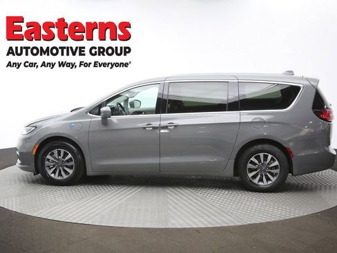 Used 2022 Chrysler Pacifica Touring-L image 61