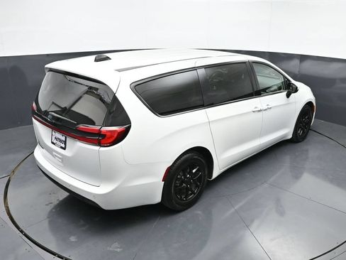 Used 2023 Chrysler Pacifica Touring-L FWD image 39