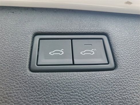 Used 2019 Volkswagen Tiguan SEL Premium image 9