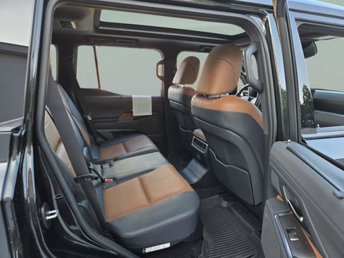 Used 2025 Lexus GX 550 w/ Accessory Package (Z1) AWD/4WD image 23