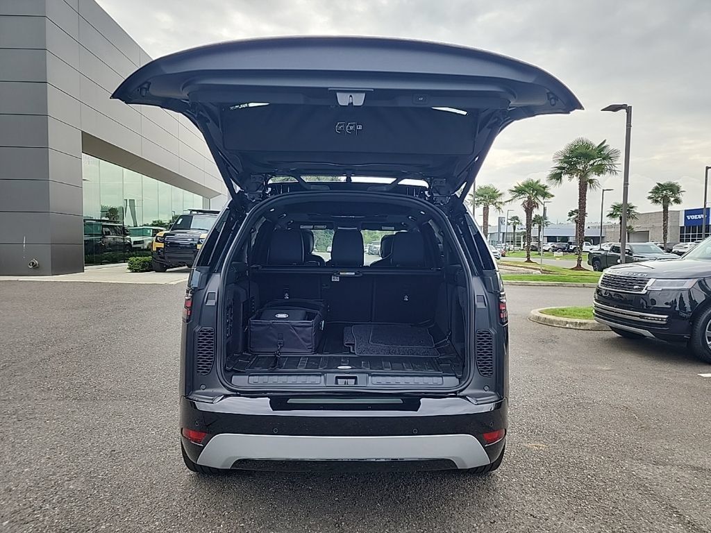 New 2026 Land Rover Discovery Limited Edition AWD/4WD image 16