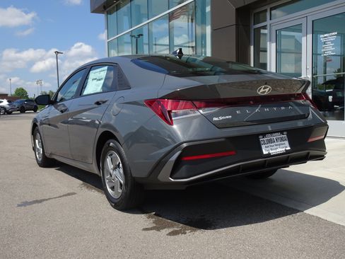New 2026 Hyundai Elantra SE FWD image 3