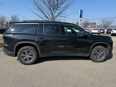 Used 2025 Chevrolet Traverse LT image 6