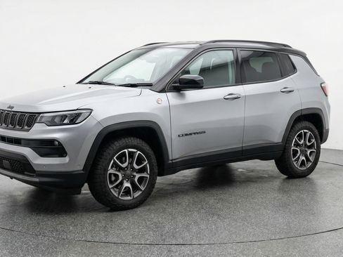 Used 2025 Jeep Compass Trailhawk AWD/4WD image 3