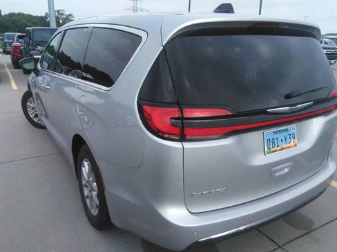 Used 2023 Chrysler Pacifica Touring-L FWD image 6