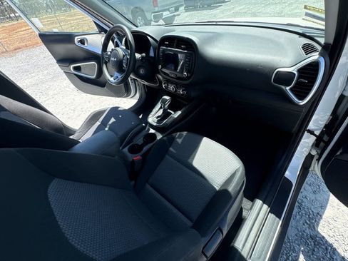 Used 2025 Kia Soul LX FWD image 18
