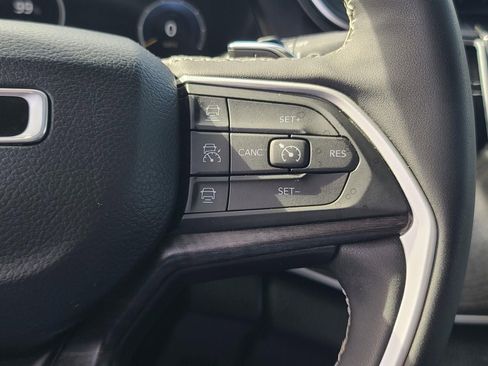 Used 2023 Jeep Grand Cherokee Limited image 27