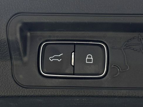 Used 2023 Ford Explorer Limited image 32