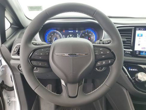 Used 2025 Chrysler Pacifica Limited FWD image 22