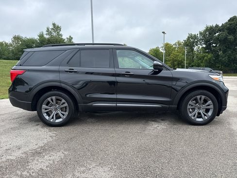 Used 2023 Ford Explorer XLT w/ Equipment Group 202A AWD/4WD image 4