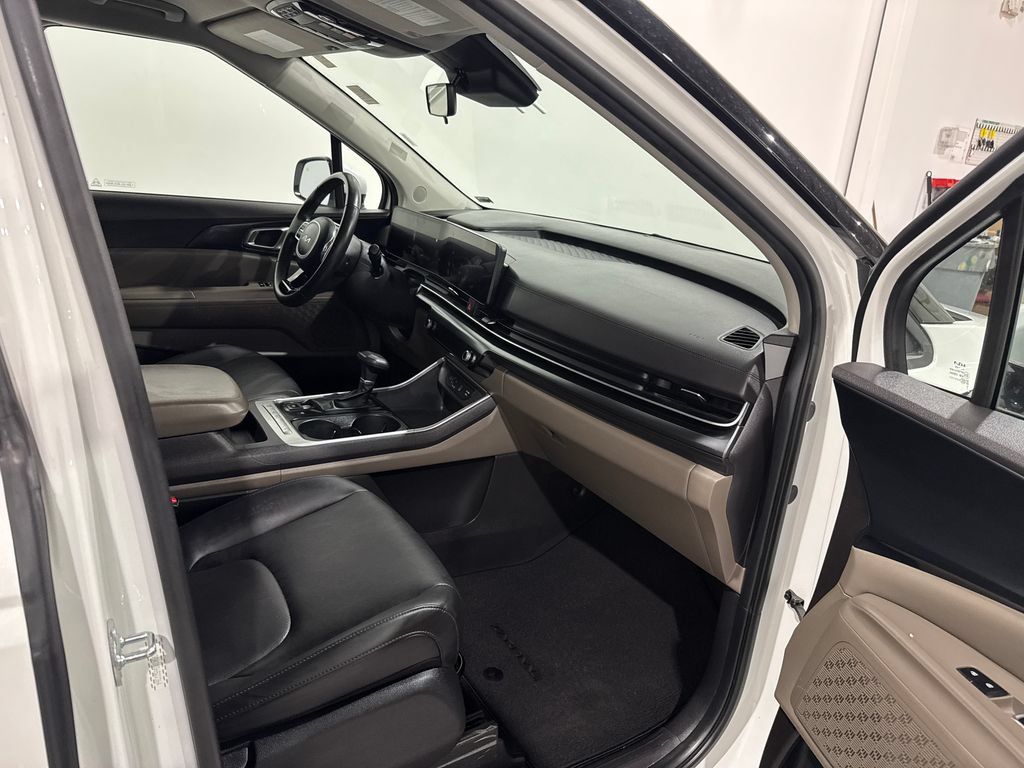 Used 2025 Kia Carnival FWD image 24