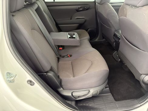 Used 2025 Toyota Highlander LE FWD image 29