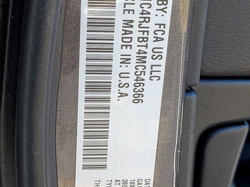 Used 2021 Jeep Grand Cherokee Limited w/ Luxury Group II image 38