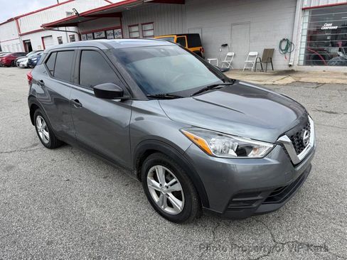 Used 2020 Nissan Kicks S image 3