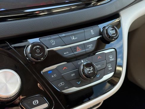 Used 2022 Chrysler Pacifica Touring-L FWD image 19