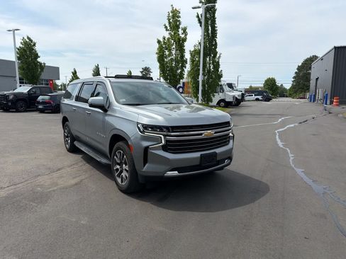 Used 2023 Chevrolet Suburban LT w/ Luxury Package AWD/4WD image 3
