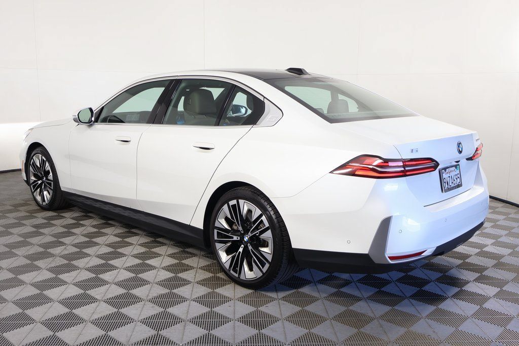 Used 2025 BMW i5 eDrive40i w/ Executive Package RWD image 6