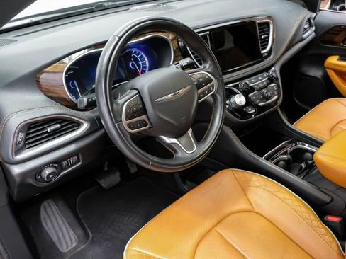 Used 2022 Chrysler Pacifica Pinnacle image 3