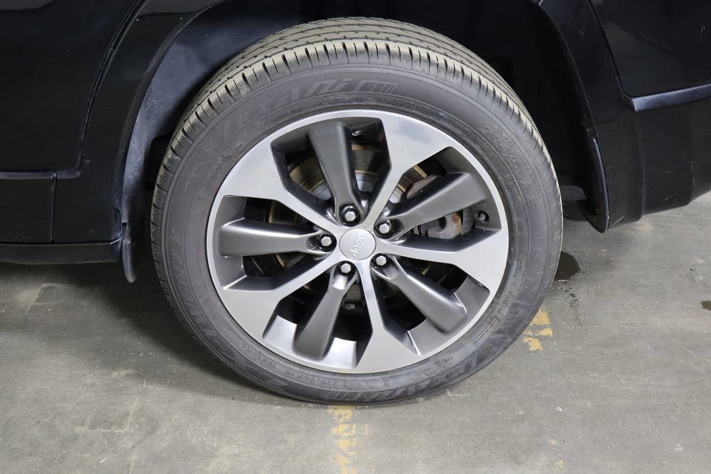Used 2019 Jeep Cherokee Overland w/ Technology Group AWD/4WD image 45