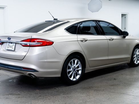 Used 2017 Ford Fusion SE image 6
