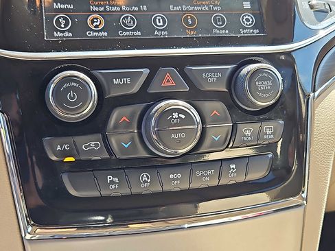 Used 2021 Jeep Grand Cherokee Limited w/ Premium Lighting Group AWD/4WD image 18