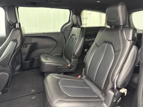 Used 2025 Chrysler Pacifica Select FWD image 16