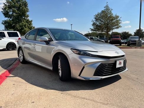 Used 2025 Toyota Camry LE image 5