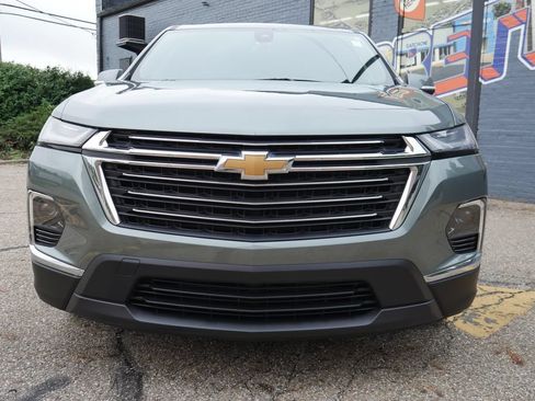 Used 2023 Chevrolet Traverse LT FWD image 2