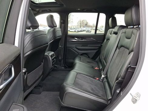 Used 2023 Jeep Grand Cherokee Altitude AWD/4WD image 13